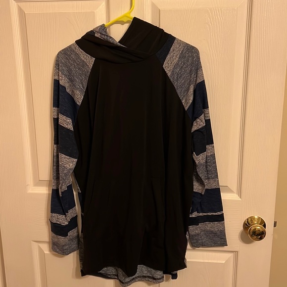 LuLaRoe Tops - 2XL LulaRoe Amber hoodie